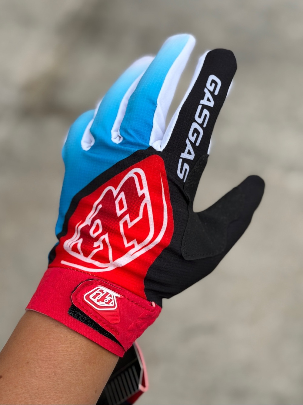 Gloves - Picture 1 of 11